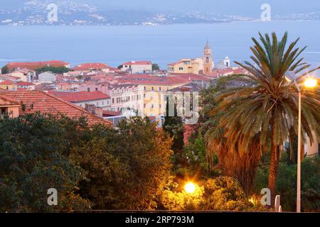 Die nächtliche Aussicht auf die Altstadt von Ajaccio, die Insel Korsika . Frankreich. Stockfoto