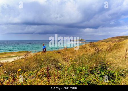 Wanderweg, South West Coast Path, Küste mit Godrevy Island und Leuchtturm, Landschaftsschutzgebiet, National Trust, Gwithian, St. Ives Bay Stockfoto