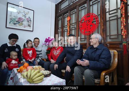 (190201) -- PEKING, 1. Februar 2019 -- der chinesische Präsident Xi Jinping, auch Generalsekretär des Zentralkomitees der Kommunistischen Partei Chinas und Vorsitzender der Zentralen Militärkommission, kommt am 1. Februar 2019 in die Heimat von Zhu Maojin, während er eine Hutong oder traditionelle Gasse im Qianmen-Gebiet in Zentral-Peking, der Hauptstadt Chinas, besucht. Präsident Xi Jinping besuchte am Freitag im Vorfeld des Frühlingsfestes die Kadern und Bewohner Pekings in der Innenstadt und begrüßte Chinesen aller ethnischen Gruppen zum Neujahrsfest. XI hat auch die Vorbereitungsarbeiten für die BE geprüft Stockfoto