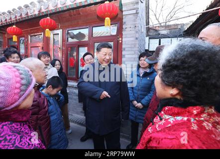 (190201) -- PEKING, 1. Februar 2019 -- der chinesische Präsident Xi Jinping, auch Generalsekretär des Zentralkomitees der Kommunistischen Partei Chinas und Vorsitzender der Zentralen Militärkommission, spricht mit den Einwohnern, während er am 1. Februar 2019 eine Hutong oder traditionelle Gasse im Qianmen-Gebiet in Zentral-Peking, der Hauptstadt Chinas, besucht. Präsident Xi Jinping besuchte am Freitag im Vorfeld des Frühlingsfestes die Kadern und Bewohner Pekings in der Innenstadt und begrüßte Chinesen aller ethnischen Gruppen zum Neujahrsfest. XI inspizierte auch die Vorbereitungsarbeiten für die Peking 2022 Stockfoto