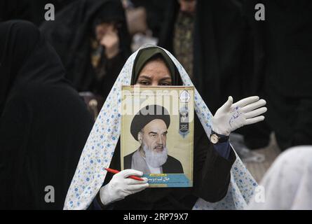 News Themen der Woche KW05 News Bilder des Tages Iran, Feierlichkeiten am 40. Jahrestag der islamischen Revolution 190201 -- TEHERAN, 1. Februar 2019 -- eine iranische Frau hält ein Poster von Ayatollah Ruhollah Khomeini während einer Zeremonie anlässlich des 40. Jahrestages der Rückkehr von Ayatollah Ruhollah Khomeini, dem Gründer der Islamischen Republik, aus dem Exil in Paris, im Mausoleum von Khomeini in der Vorstadt Teheran, Iran, am 1. Februar 2019. IRAN-TEHERAN-KHOMEINI-RÜCKKEHR-JAHRESTAG AhmadxHalabisaz PUBLICATIONxNOTxINxCHN Stockfoto