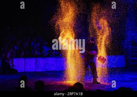 Im Rahmen des internationalen Theaterfestivals Sommerwerft 2023 in der Weseler Werft in Frankfurt am Main führten Künstler den effektvollen Tanz und auf Stockfoto