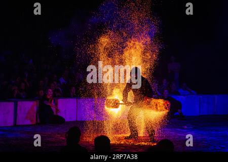 Im Rahmen des internationalen Theaterfestivals Sommerwerft 2023 in der Weseler Werft in Frankfurt am Main führten Künstler den effektvollen Tanz und auf Stockfoto