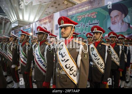 (190202) -- PEKING, 2. Februar 2019 -- iranische Soldaten nehmen an einer Zeremonie zum 40. Jahrestag der Rückkehr von Ayatollah Ruhollah Khomeini, dem Gründer der Islamischen Republik, aus dem Exil in Paris, im Khomeini-Mausoleum in der Vorstadt Teheran, Iran, am 1. Februar 2019 Teil. ) XINHUA FOTOS DES TAGES AhmadxHalabisaz PUBLICATIONxNOTxINxCHN Stockfoto