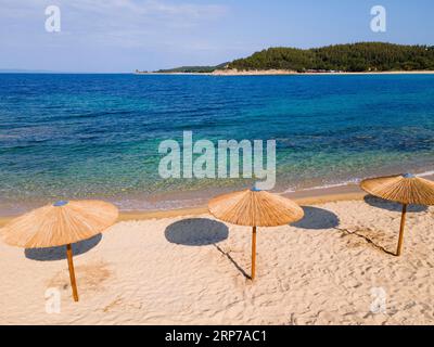 Luftblick, Sonnenschirme, EMA Strand, Toroni, Torone, Sithonia, Chalkidiki, Zentralmakedonien, Griechenland Stockfoto