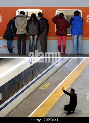 (190202) -- PEKING, 2. Februar 2019 () -- dieses Kombi-Foto zeigt Menschen, die durch Zugfenster blicken, während sie Freunde und Verwandte am Beijing Bahnhof in Peking, der Hauptstadt Chinas, am 3. Februar 2007 sehen (oben, Foto von Li Wen); und ein Mann, der sich von seinen Familienmitgliedern verabschiedet, die an Bord eines abfahrenden Zuges am Bahnhof Shijiazhuang in Shijiazhuang, nordchinesische Provinz Hebei, 21. Januar 2019 (unten, Foto von Liang Zidong) sind. China erlebt seinen jährlichen besonderen 40-Tage- oder Frühlingsfest-Reiserouch, der als die größte Migration auf dem Planeten bezeichnet wird, mit Stockfoto