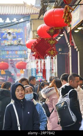 (190202) -- PEKING, 2. Februar 2019 (Xinhua) -- Menschen laufen vorbei an Frühlingsfestdekorationen in der Wangfujing-Straße in Peking, Hauptstadt von China, 2. Februar 2019. Die Wangfujing Street, eine der wohlhabendsten Geschäftszonen der Stadt, ist mit einer festlichen Atmosphäre des Frühlingsfestivals gefüllt. Das Frühlingsfest, das chinesische Neujahr, findet dieses Jahr am 5. Februar statt. (Xinhua/Li Xin) CHINA-BEIJING-WANGFUJING-SPRING FESTIVAL (CN) PUBLICATIONxNOTxINxCHN Stockfoto