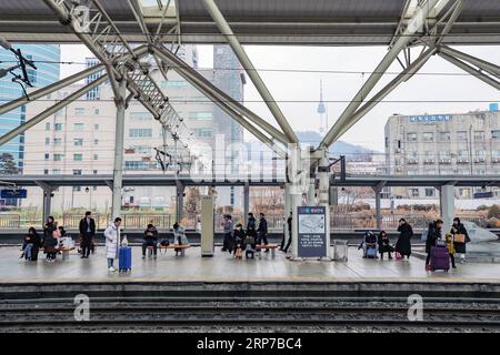 (190202) -- SEOUL, 2. Februar 2019 (Xinhua) -- Passagiere warten auf ihre Züge am Seoul Railway Station in Seoul, Südkorea, 2. Februar 2019. Bekannt als Seollal, ist das Mondneujahr der erste Tag des koreanischen Mondkalenders. Der diesjährige Seollal fällt am 5. Februar. Südkoreaner werden einen dreitägigen Urlaub verbringen, in dem viele für ein Familientreffen nach Hause zurückkehren. (Xinhua/Wang Jingqiang) SÜDKOREA-SEOUL-LUNAR NEUJAHRSREISE PUBLICATIONxNOTxINxCHN Stockfoto