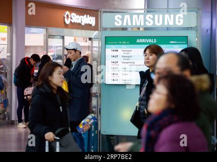 (190202) -- SEOUL, 2. Februar 2019 (Xinhua) -- Passagiere warten auf ihre Züge am Seoul Railway Station in Seoul, Südkorea, 2. Februar 2019. Bekannt als Seollal, ist das Mondneujahr der erste Tag des koreanischen Mondkalenders. Der diesjährige Seollal fällt am 5. Februar. Südkoreaner werden einen dreitägigen Urlaub verbringen, in dem viele für ein Familientreffen nach Hause zurückkehren. (Xinhua/Wang Jingqiang) SÜDKOREA-SEOUL-LUNAR NEUJAHRSREISE PUBLICATIONxNOTxINxCHN Stockfoto