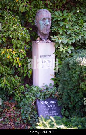 Ehrengrab des Schriftstellers Heinrich Mann, Dorotheenstaedtischer Friedhof, Mitte, Berlin, Berlin, Deutschland Stockfoto
