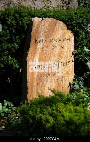 Ehrengrab der Schriftstellerin Anna Seghers, Dorotheenstaedtischer Friedhof, Mitte, Berlin, Berlin, Deutschland Stockfoto