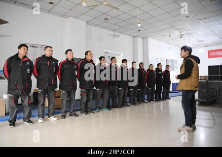 (190203) -- XI AN, 3. Februar 2019 (Xinhua) -- Deliveryman Luo Feilong (3. L) nimmt am 3. Februar 2019 AN einem Treffen in einem Vertriebszentrum in Xi an, der Hauptstadt der nordwestchinesischen Provinz Shaanxi, Teil. Luo Feilong, ein 31-jähriger Lieferer aus der Provinz Shaanxi, liefert seit vier Jahren Pakete in einer Gemeinde von Xi an. Luo bewarb sich während des diesjährigen Frühlingsfests um Dienstbereitschaft, damit andere Helfer aus der Provinz zu Familientreffen in ihre Heimatorte zurückkehren können. (Xinhua/Zhang Bowen) CHINA-XI AN-SPRING FESTIVAL-DELIVERYMAN (CN) PUBLICATIONxNOTxINxCHN Stockfoto