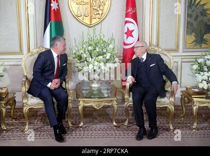 (190203) -- TUNIS, 3. Februar 2019 -- der tunesische Präsident Beji Caid Essebsi (R) trifft sich am 3. Februar 2019 mit König Abdullah II. Von Jordanien in Tunis, Tunesien. Auf Einladung des tunesischen Präsidenten Beji Caid Essebsi besuchte König Abdullah II. Von Jordanien am Sonntag in Begleitung seiner Frau Königin Rania Al-Abdullah Tunesien. TUNESIEN-TUNIS-JORDANIEN KÖNIG-BESUCH AdelexEzzine PUBLICATIONxNOTxINxCHN Stockfoto