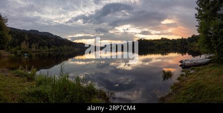 Abendstimmung nach Sonnenuntergang, Abendwolken spiegeln sich im See, Rauschelesee, Keutschacher Seental, Kärnten, Österreich Stockfoto