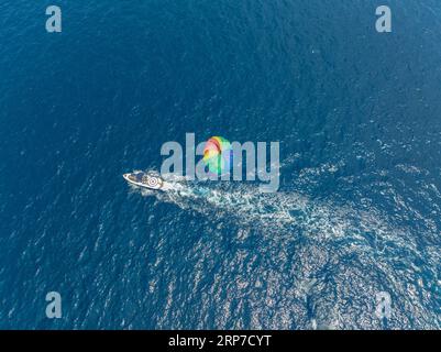 Luftaufnahme, Indischer Ozean, Urlaub, paradiesische Insel, Gleitschirmfliegen mit dem Boot, Lankanfushi, North Male Atoll, Malediven Stockfoto
