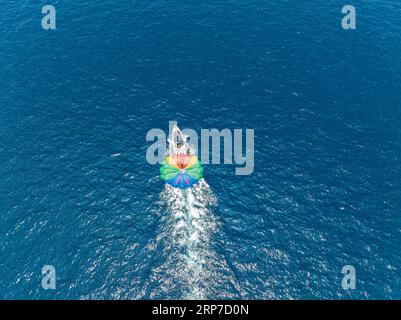 Luftaufnahme, Indischer Ozean, Urlaub, paradiesische Insel, Gleitschirmfliegen mit dem Boot, Lankanfushi, North Male Atoll, Malediven Stockfoto