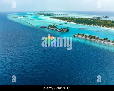 Luftaufnahme, Indischer Ozean, Urlaub, paradiesische Insel, Gleitschirmfliegen mit dem Boot, Lankanfushi, North Male Atoll, Malediven Stockfoto