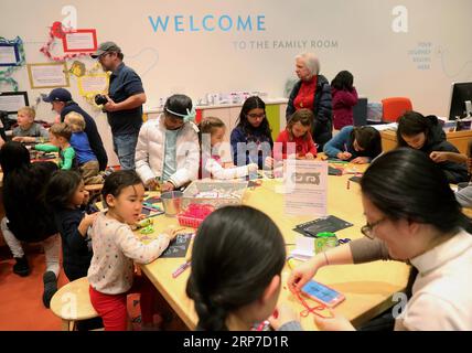 (190204) -- CHICAGO, 4. Februar 2019 (Xinhua) -- Besucher machen tanzende Drachen mit Papier und Strickwolle, was bedeutet, dass sie den Familien am 2. Februar 2019 am Art Institute of Chicago, The Unied States, Glück bringen. Das Art Institute of Chicago (AIC) hat an diesem Wochenende seine Feier mit mehreren Veranstaltungen zum bevorstehenden traditionellen chinesischen Neujahrsfest begonnen. (Xinhua/Wang Ping) U.S.-CHICAGO-AIC-CHINESISCHES NEUJAHR- CLEBEBRATUON PUBLICATIONxNOTxINxCHN Stockfoto