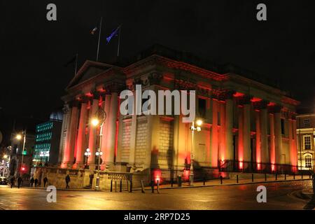 (190204) -- DUBLIN, 4. Februar 2019 (Xinhua) -- das Rathaus wird rot in Dublin, Irland, 3. Februar 2019. Eine Reihe von Wahrzeichen in Dublin haben ihre Fassaden rot beleuchtet, um das chinesische Neujahr zu feiern, das dieses Jahr am 5. Februar fällt. (XINHUA) IRLAND-DUBLIN-FESTIVAL-CHINESISCHES NEUJAHRSFEST PUBLICATIONXNOTXINXCHN Stockfoto