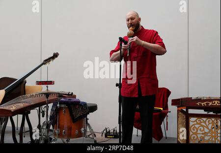 (190204) -- CHICAGO, 4. Februar 2019 (Xinhua) -- Brent Roman zeigt am 2. Februar 2019 am Art Institute of Chicago, The Unied States, wie man chinesische Flöte spielt. Das Art Institute of Chicago (AIC) hat an diesem Wochenende seine Feier mit mehreren Veranstaltungen zum bevorstehenden traditionellen chinesischen Neujahrsfest begonnen. (Xinhua/Wang Ping) U.S.-CHICAGO-AIC-CHINESISCHES NEUJAHR- CLEBEBRATUON PUBLICATIONxNOTxINxCHN Stockfoto