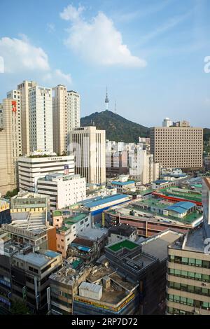 Blick auf die Häuser von Seoul, auf der Rückseite der N Seoul Tower auf Namsan Hill oder South Mountain, Jung-gu, Seoul, Südkorea Stockfoto