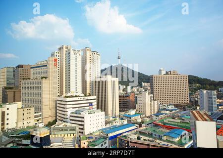 Blick auf die Häuser von Seoul, auf der Rückseite der N Seoul Tower auf Namsan Hill oder South Mountain, Jung-gu, Seoul, Südkorea Stockfoto