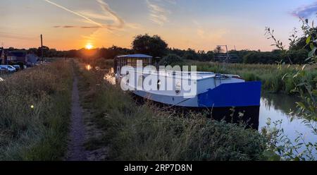 Sunset and Houseboat, North Oxford Canal, Coventry, England, Vereinigtes Königreich Stockfoto