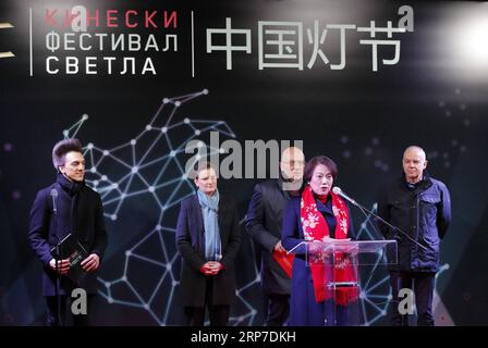 (190204) -- BELGRAD, 4. Februar 2019 -- der chinesische Botschafter in Serbien, Chen Bo (Front), hält eine Rede bei der Eröffnungszeremonie des Chinesischen Lichtfestivals im Kalemegdan Park im Zentrum von Belgrad, Serbien, am 4. Februar 2019. Das Chinesische Lichtfestival findet vom 4. Bis 24. Februar statt, um das chinesische Mondneujahr zu feiern. ) SERBIEN-BELGRAD-CHINESISCHES LICHTFESTIVAL PredragxMilosavljevic PUBLICATIONxNOTxINxCHN Stockfoto