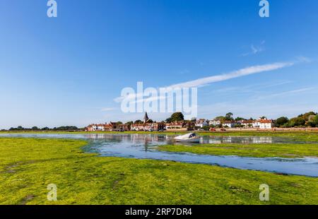 Panoramablick auf die Gezeitengebiete von Bosham, einem Küstendorf an der Südküste von Chichester Harbour, West Sussex, Südengland, bei Ebbe Stockfoto