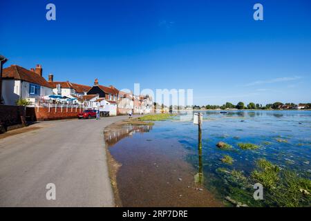 Shore Road in Bosham, einem Küstendorf an der Südküste von Chichester Harbour, West Sussex, Südengland, überflutet bei Flut Stockfoto