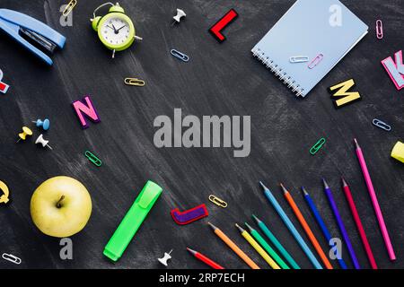 Schulpapier mit Apfel-Wecker, verstreute Tafel Stockfoto