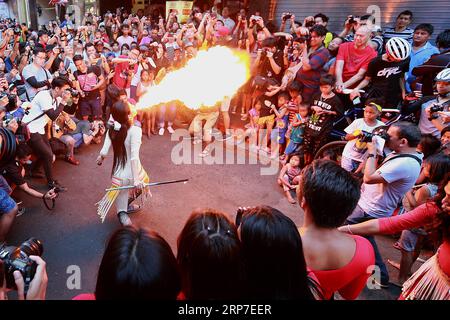 (190205) -- MANILA, 5. Februar 2019 -- Eine Feuerverschnaufpause tritt während der Feierlichkeiten zum chinesischen Neujahr in Manila auf den Philippinen, 5. Februar 2019 auf. ) PHILIPPINEN-MANILA-CHINESISCHE NEUJAHRSFEIER ROUELLEXUMALI PUBLICATIONXNOTXINXCHN Stockfoto