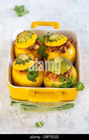 Eight-Ball Zucchini gefüllt mit Fleisch, Bulgur und Gemüse Stockfoto