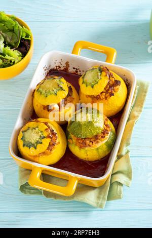 Eight-Ball Zucchini gefüllt mit Fleisch, Bulgur und Gemüse Stockfoto