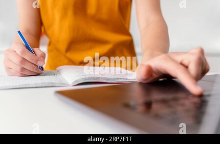 Frau, die an einem Onlinekurs teilnimmt, Foto in hoher Auflösung Stockfoto