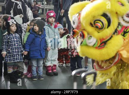 (190205) -- RICHMOND (KANADA), 5. Februar 2019 -- Kinder beobachten Löwentanz in der Abflughalle des Vancouver International Airport in Richmond, Kanada, 5. Februar 2019. Der Vancouver International Airport veranstaltete am Dienstag ein Frühlingsfest mit verschiedenen Aufführungen, um das Glück mit Reisenden aus der ganzen Welt zu teilen. ) CANADA-RICHMOND-VANCOUVER AIRPORT-SPRING FESTIVAL CELEBRATION LIANGXSEN PUBLICATIONXNOTXINXCHN Stockfoto