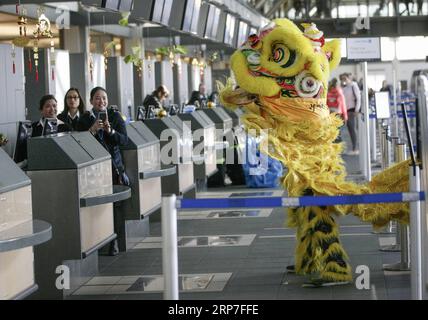 (190205) -- RICHMOND (KANADA), 5. Februar 2019 -- Mitarbeiter der Fluggesellschaft beobachten Löwentanz in der Abflughalle des Vancouver International Airport in Richmond, Kanada, 5. Februar 2019. Der Vancouver International Airport veranstaltete am Dienstag ein Frühlingsfest mit verschiedenen Aufführungen, um das Glück mit Reisenden aus der ganzen Welt zu teilen. ) CANADA-RICHMOND-VANCOUVER AIRPORT-SPRING FESTIVAL CELEBRATION LIANGXSEN PUBLICATIONXNOTXINXCHN Stockfoto