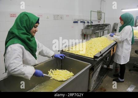 (190206) -- GAZA, 6. Februar 2019 -- Eine Palästinenserin stellt am 30. Januar 2019 in der Fabrik Rosetta im nördlichen Gazastreifen Beit Hanoun Pommes Frites her. Die erste Pommes-Frites-Fabrik im Gazastreifen, die auf Initiative der Agrogenossenschaft (ACS) gegründet wurde, bot Frauen, insbesondere jungen Absolventen, seltene Beschäftigungsmöglichkeiten und half den Landwirten mit dem Überschuss an Kartoffelernte. Stringer) MIDEAST-GAZA-FRENCH-FRITTEN-FACTORY ZhaoxYue PUBLICATIONxNOTxINxCHN Stockfoto