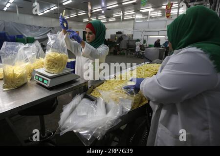 (190206) -- GAZA, 6. Februar 2019 -- Eine palästinensische Frau wiegt am 30. Januar 2019 in der Fabrik Rosetta im nördlichen Gazastreifen Beit Hanoun Pommes frites. Die erste Pommes-Frites-Fabrik im Gazastreifen, die auf Initiative der Agrogenossenschaft (ACS) gegründet wurde, bot Frauen, insbesondere jungen Absolventen, seltene Beschäftigungsmöglichkeiten und half den Landwirten mit dem Überschuss an Kartoffelernte. Stringer) MIDEAST-GAZA-FRENCH-FRITTEN-FACTORY ZhaoxYue PUBLICATIONxNOTxINxCHN Stockfoto