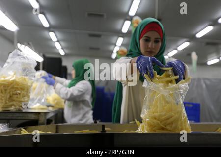 (190206) -- GAZA, 6. Februar 2019 -- palästinensische Frauen packen am 30. Januar 2019 Pommes Frites in der Rosetta-Fabrik in der Stadt Beit Hanoun im nördlichen Gazastreifen ein. Die erste Pommes-Frites-Fabrik im Gazastreifen, die auf Initiative der Agrogenossenschaft (ACS) gegründet wurde, bot Frauen, insbesondere jungen Absolventen, seltene Beschäftigungsmöglichkeiten und half den Landwirten mit dem Überschuss an Kartoffelernte. Stringer) MIDEAST-GAZA-FRENCH-FRITTEN-FACTORY ZhaoxYue PUBLICATIONxNOTxINxCHN Stockfoto