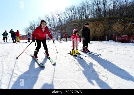 (190207) -- XIANGYANG, 7. Februar 2019 (Xinhua) -- Menschen fahren auf einer Skiranch in der Houping Township von Baokang County, zentralchinesische Provinz Hubei, 6. Februar 2019, dem zweiten Tag des Frühlingsfestes. Viele Enthusiasten genießen Skifahren als eine Art, das Frühlingsfest zu feiern. (Xinhua/Yang Tao) CHINA-SPRING FESTIVAL-SKI (CN) PUBLICATIONxNOTxINxCHN Stockfoto