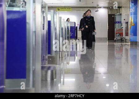 (190207) -- QINGDAO, 7. Februar 2019 (Xinhua) -- Polizeifrauen gehen zu ihrem Arbeitsplatz an der Einwanderungskontrollstelle des Flughafens in Qingdao, ostchinesische Provinz Shandong, 6. Februar 2019. Polizeibeamte an der Grenzkontrollstelle des Flughafens in Qingdao waren wie üblich während des chinesischen Mondneujahrs im Dienst. (Xinhua/Xie Hao) CHINA-QINGDAO-SPRING FESTIVAL-POLICE (CN) PUBLICATIONxNOTxINxCHN Stockfoto