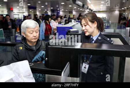 (190207) -- QINGDAO, 7. Februar 2019 (Xinhua) -- Polizistin Sun Wenjing (R) hilft einem älteren Mann bei der Einreisekontrolle des Flughafens in Qingdao, Provinz Shandong in Ostchina, 6. Februar 2019. Polizeibeamte an der Grenzkontrollstelle des Flughafens in Qingdao waren wie üblich während des chinesischen Mondneujahrs im Dienst. (Xinhua/Xie Hao) CHINA-QINGDAO-SPRING FESTIVAL-POLICE (CN) PUBLICATIONxNOTxINxCHN Stockfoto