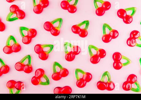 Süße Gelee-Kirschbonbons mit rosa Oberfläche Stockfoto