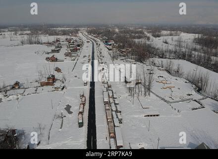 (190208) -- SRINAGAR, 8. Februar 2019 (Xinhua) -- Luftaufnahme vom 8. Februar 2019 zeigt gestrandete LKWs auf gesperrter Autobahn, nachdem ein Polizeiposten in der Nähe des Jawahar-Tunnels im Bezirk Anantnag, etwa 90 km südlich von Srinagar, der Sommerhauptstadt des von Indien kontrollierten Kaschmirs, von einer Lawine getroffen wurde. Mindestens 10 Menschen, meist Polizisten, wurden am Donnerstagabend gefangen genommen, nachdem eine massive Lawine einen Polizeiposten in dem von Indien kontrollierten Kaschmir getroffen hatte, sagte die Polizei. (Xinhua/Javed dar) KASCHMIR-SRINAGAR-LAWINENPOLIZEI POST PUBLICATIONxNOTxINxCHN Stockfoto