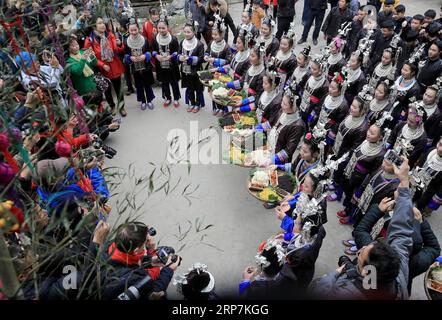 (190208) -- QIANDONGNAN, 8. Februar 2019 (Xinhua) -- Menschen der ethnischen Gruppe Dong begrüßen Touristen während der Frühlingsfesttage im Dorf Dingdong von Qiandongnan Miao und der autonomen Präfektur Dong, Provinz Guizhou im Südwesten Chinas, 8. Februar 2019. (Xinhua/Long Tao) CHINA-GUIZHOU-DONG ETHNISCHE GRUPPE-CHINESISCHES NEUJAHR (CN) PUBLICATIONxNOTxINxCHN Stockfoto