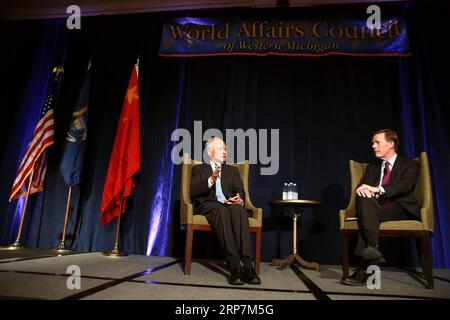 (190209) -- GRAND RAPIDS, 9. Februar 2019 (Xinhua) -- der chinesische Botschafter in den Vereinigten Staaten Cui Tiankai (L) hat ein Gespräch mit dem ehemaligen US-Staatssekretär Nicholas Burns in Grand Rapids, den Vereinigten Staaten, 8. Februar 2019. Cui Tiankai sagte am Freitag, dass China und die Vereinigten Staaten trotz ihrer Differenzen in der Zukunft noch stärkere Beziehungen aufbauen müssen. (Xinhua/Wang Ping) US-MICHIGAN-CHINESISCHE BOTSCHAFTERGESPRÄCH PUBLICATIONxNOTxINxCHN Stockfoto