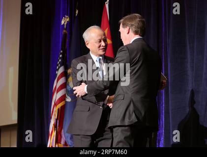 (190209) -- GRAND RAPIDS, 9. Februar 2019 (Xinhua) -- der chinesische Botschafter in den Vereinigten Staaten, Cui Tiankai (L), schüttelt die Hände mit dem ehemaligen US-Staatssekretär Nicholas Burns in Grand Rapids, den Vereinigten Staaten, 8. Februar 2019. Cui Tiankai sagte am Freitag, dass China und die Vereinigten Staaten trotz ihrer Differenzen in der Zukunft noch stärkere Beziehungen aufbauen müssen. (Xinhua/Wang Ping) US-MICHIGAN-CHINESISCHE BOTSCHAFTERGESPRÄCH PUBLICATIONxNOTxINxCHN Stockfoto