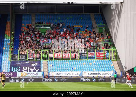 Arnhem, Niederlande. September 2023. ARNHEM, NIEDERLANDE - 3. SEPTEMBER: AZ-Auswärtsfans während des niederländischen Eredivisie-Spiels zwischen Vitesse und AZ Alkmaar im Stadion Gelredome am 3. September 2023 in Arnhem, Niederlande. (Foto von Ben Gal/Orange Pictures) Credit: Orange Pics BV/Alamy Live News Stockfoto
