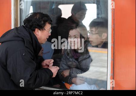 (190209) -- PEKING, 9. Februar 2019 (Xinhua) -- das Aktenfoto vom 19. Februar 2010 zeigt Chen Zhongchen (1. L) in seinen Sechzigern, der sich von seinem Sohn und seiner Schwiegertochter verabschiedet, die an Bord eines abfahrenden Zuges in Richtung Shanghai am Bahnhof in Bozhou, der ostchinesischen Provinz Anhui, sind. Plattformen, die unvergessliche Momente der Freude und Traurigkeit erleben, sind der Inbegriff des jährlichen Reiseturms des Frühlingsfestes, bei dem Hunderte Millionen Chinesen zu Familienfeiern in ihre Heimatorte zurückkehren. (Xinhua/Zhang Yanlin) CHINA-SPRING FESTIVAL-TRAVEL RUSH-PLATFORM MEMORIES (CN) PUBLICATIONxNOTxINxCHN Stockfoto